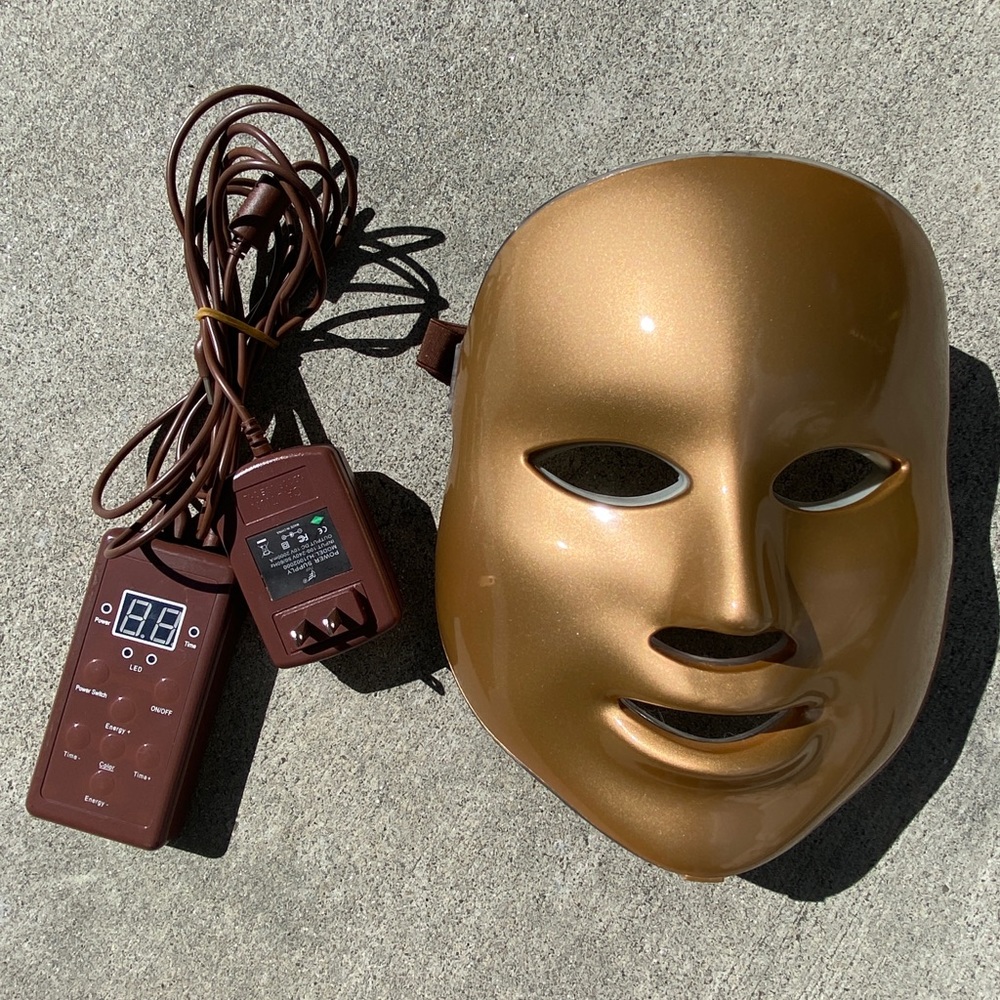MZ SKIN LIGHT-THERAPY GOLDEN FACIAL TREATMENT DEVICE
FIVE-COLOURED LED MASK